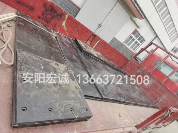 自卸車車底滑板發(fā)貨南寧，安陽宏誠自卸車車底滑板卸車沒煩惱！